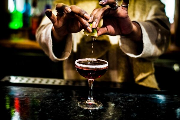 Oplev Det Perfekte Cocktailkursus med Din Private Bartender